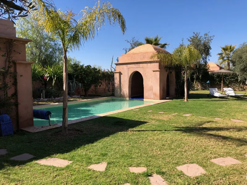 Piscine, pelouse et pavillon dans le jardin de 1 600 m²