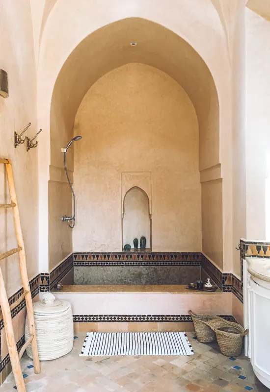 Salle d'eau voûtée en tadelakt et zellige