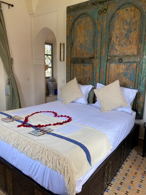 Suite avec tête de lit en portes marocaines anciennes